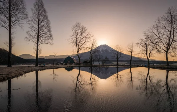 dağ Fuji Fumotopara kamp yerden, Fujinomiya, Shizuoka İli gördüm. Diamond Fuji Mt. Fuji zirvesine toplantı batan güneşin görülmektedir