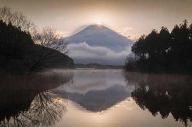Diamond Fuji Tanuki Gölü sabah bahar mevsimi. Diamond Fuji Mt. Fuji zirvesine toplantı batan güneşin görüntülemek için verilen addır.