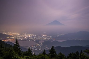 Gece dağ Fuji ve Kawaguchiko gölde