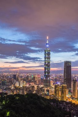 Mount fil görülen Tayvan Taipei şehir gece görünüm.