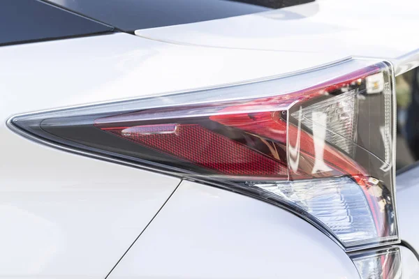 Tatlı beyaz araba ve kuyruk ışık