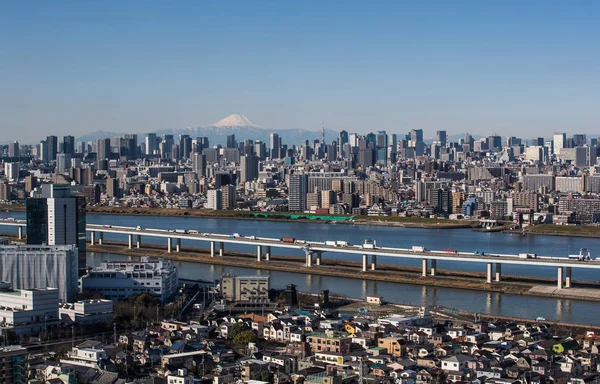 东京城市景观 东京市中心的大楼和山富士东京塔地标式在晴朗的一天 东京都是日本和其 个县之一的资本 — 图库照片