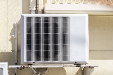 Bina duvar üzerinde Hava kompresör yükleme