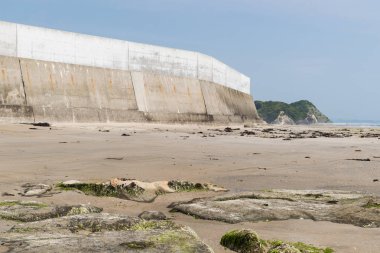 Seaside için yüksek beton duvara korumak tsunami büyük dalga