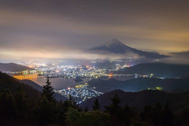 Dağ Fuji gece manzarası ile bulutlu gökyüzü ve Shindo beraber görünümü noktasından görülen Kawaguchiko Gölü.