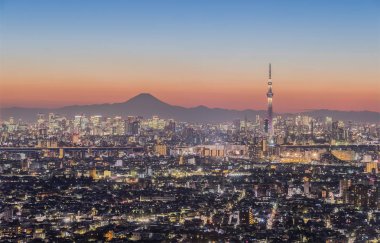 Tokyo gece görünümü, Tokyo Skytree Simgesel Yapı ile Tokyo şehir alanı ve dağ Fuji kış sezonunda bina