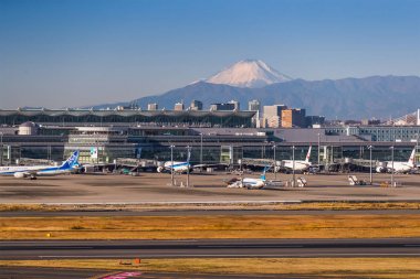 Tokyo, Japonya - 14 Aralık 2017: Haneda Airportand Mount Fuji ına açık gün. Haneda veya Tokyo Havalimanı daha Tokyo bölgesi hizmet iki birincil Havaalanı biridir.