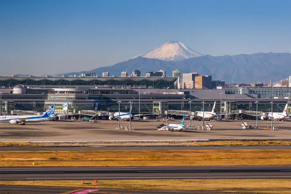 2017年12月14日 Airportand 富士山在晴朗的一天 羽田或东京国际机场是为大东京地区服务的两个主要机场之一 — 图库照片