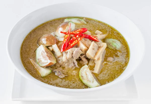 青鸡肉咖喱配茄子和酸菜笋 绿色咖喱是泰国中部的咖喱品种 — 图库照片