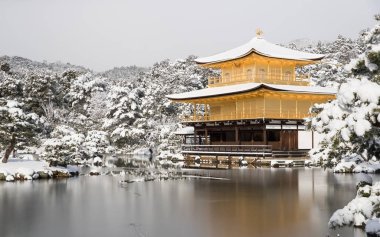 Zen Tapınağı Kinkakuji kar ile kış aylarında düşer. Kinkakuji Kyotos önde gelen tapınaklar ve tanınan Unesco tarafından Dünya Kültür Mirası biridir