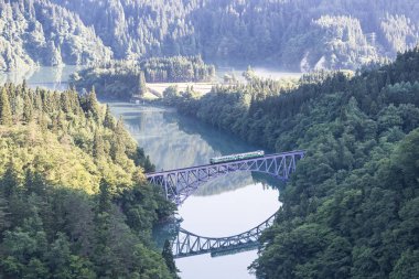 Fukushima, Japan - 17 Haziran: Yerel tren Tadami hat ve Tadami Nehri.