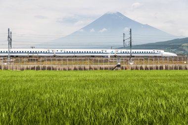 Shizuoka - Temmuz 03: Shinkansen hızlı tren ve dağ Fuji. Shinkansen yüksek hızlı tren.
