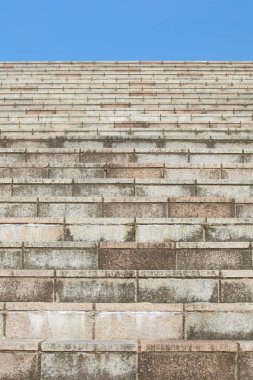 Düşük açılı açık taş merdiven mavi gökyüzünde çizgili