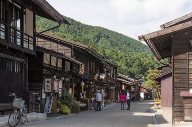 Narai-juku, Japonya-4 Eylül 2017: ısmarlayarak geleneksel ahşap mimarisi ile eski Japon şehrin. Narai-juku sonrası şehir Kiso Valley, Japonya