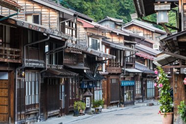 Narai-juku, Japonya-4 Eylül 2017: ısmarlayarak geleneksel ahşap mimarisi ile eski Japon şehrin. Narai-juku sonrası şehir Kiso Valley, Japonya