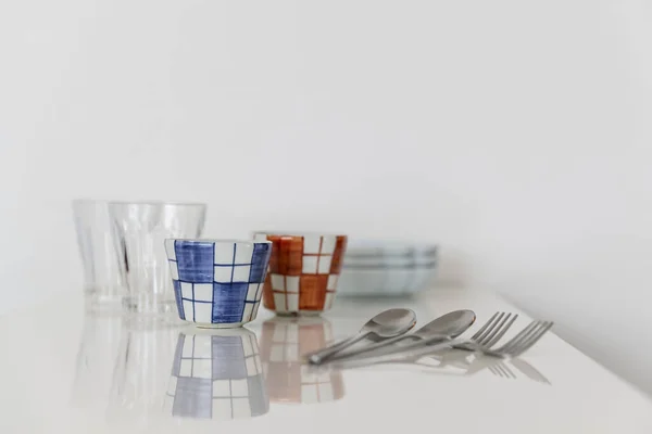 Ποτήρια Πιάτα Και Μαχαιροπήρουνα Τοποθετημένα Στο Λευκό Τραπέζι — Φωτογραφία Αρχείου