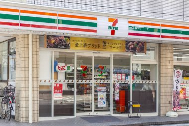 CHIBA, JAPONYA - 09 Nisan 2020: Chiba City 'deki 7-Eleven bakkalının önü