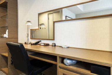 Çalışma masası ve odada büyük bir ayna.