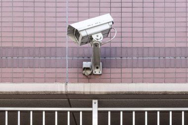 Binanın duvarında güvenlik kamerası var.