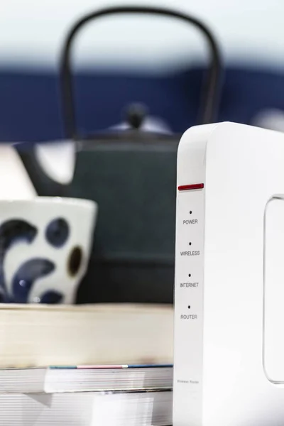 Cerrar Hasta Router Escritorio Apartamento —  Fotos de Stock