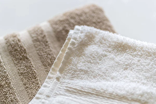 Close Gli Asciugamani Bianchi Marroni Sono Ripiegati Ordinatamente — Foto Stock