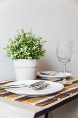 Evdeki yemek masalarını düzenlemek.