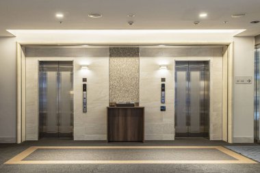 Ofis içi, koridorda iki asansör var.