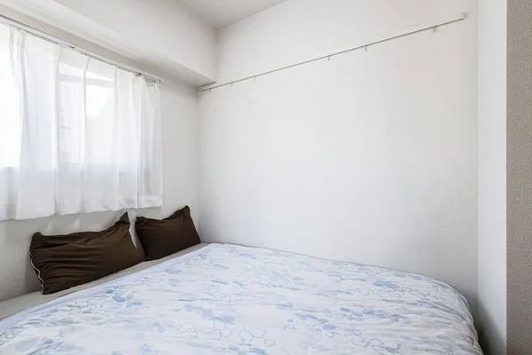 Tempat Tidur Tunggal Kamar Tidur Kecil Apartemen — Stok Foto