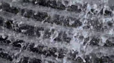 Şehir Parkı 'ndaki Çeşme' deki Siyah Merdivenler ya da Merdivenler 'den Akıp Giden Su