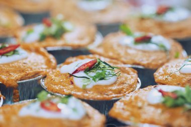 Köri ezmesi ve hindistan cevizi sütüyle buharlanmış deniz ürünleri, Tayland sokak yemekleri.