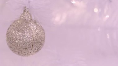 Güzel dekore edilmiş Noel ağacının arka planına yaklaş