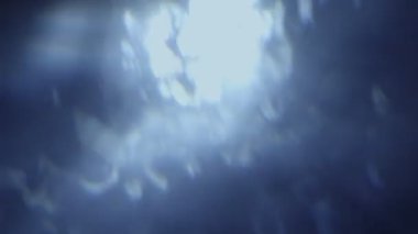 Bulanık su altı manzarası, doğal ışık ışınları, parlayan sularda parlayan, hareket eden yüzey ve bokeh