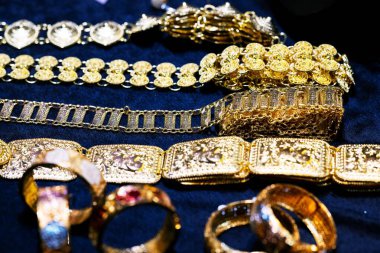 Güzel klasik altın kemer desenleri detaylı Tayland tarzı. Yakın çekim.