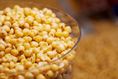 Thai Caddesi 'ndeki yiyecek pazarında kurutulmuş nilüfer tohumlarını kapatın.