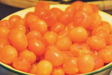 Thai Caddesi 'ndeki yiyecek pazarında tuzlanmış yumurta sarısı yakın.