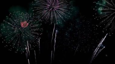 Kara gökyüzünde yeni yıl havai fişekleri Kutlama Arkaplanı