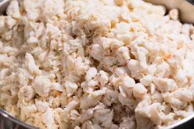 Yengeç etini yemek için kapatıyoruz, Tayland sokak yiyecek pazarı.