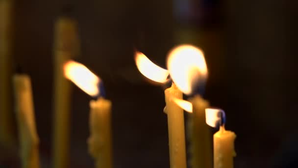 Gros plan de la bougie dans le temple 