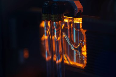 Renkli Lider tarafından aydınlatılan Bilgisayar Rgb oyunlarını kapat