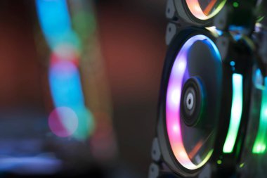 Renkli Lider tarafından aydınlatılan Bilgisayar Rgb oyunlarını kapat