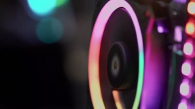 Renkli Lider tarafından aydınlatılan Bilgisayar Rgb oyunlarını kapat
