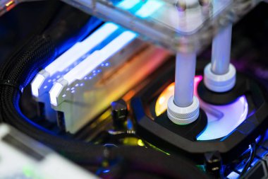 Renkli Lider tarafından aydınlatılan Bilgisayar Rgb oyunlarını kapat