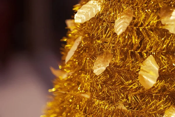 人工的なクリスマスツリーと新年の祭りの背景の金の装飾 — ストック写真