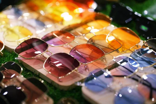 Sluiten Van Kleurrijke Zonnebril Zomer Zonnebescherming — Stockfoto