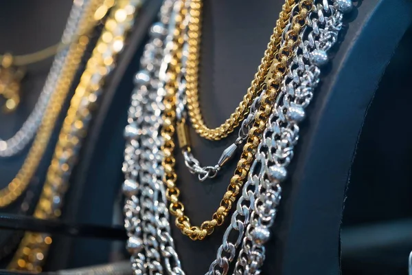 Viele Silberne Und Goldene Halsketten Luxuriöse Modeaccessoires Geschäft — Stockfoto