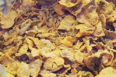 Kızarmış somon derisi çıtır tuzlu yumurta, Tayland sokak yiyecek pazarı.