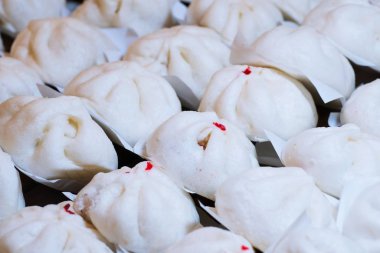 Buharda pişmiş çörekleri kapatıyoruz. Thai sokak gıda pazarı