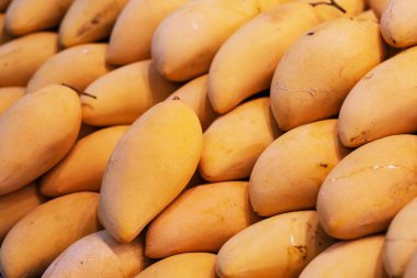 Big Fresh Yellow Mango 'nun yakınında, Tayland sokak yiyecek pazarında.