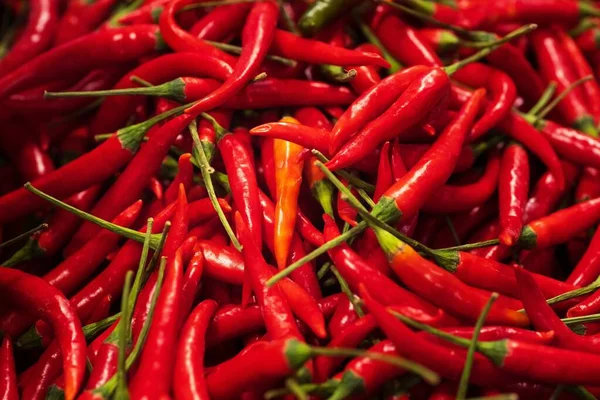 Zamknij Pile Fresh Hot Chilli Papryki Tajski Ulicy Żywności Rynku — Zdjęcie stockowe