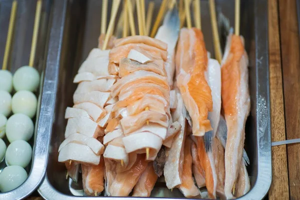 Çiğ Göbek Yağlı Somon Ağacının Üstüne Taze Somon Bbq Thai — Stok fotoğraf